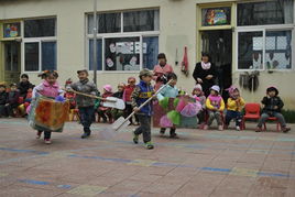 童趣闹元宵，文化润心田——潍坊昌乐二中幼儿园元宵节民俗表演活动侧记